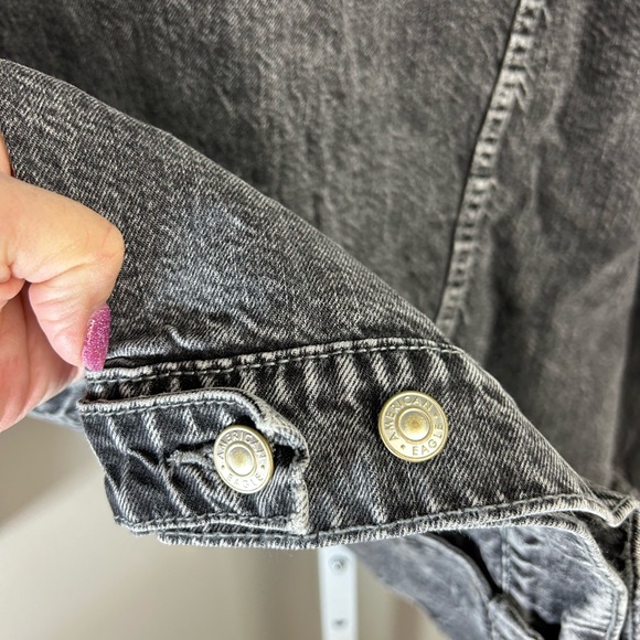 American Eagle Women's Oversized XS Black Acid Dark Wash Long Denim Jacket - Picture 7 of 9